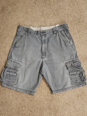 Wrangler Men's Gray 10 pocket Cargo Shorts. Waist 34